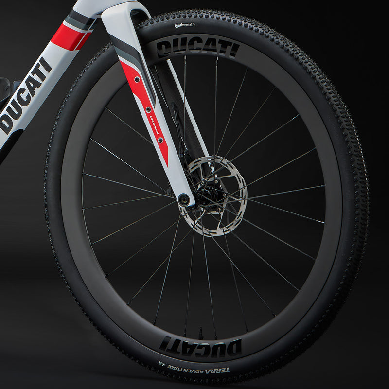 DUCATI_Gravel-Bianca_PDP-Pin_04-pneumatico_1402x1402_Mob_7a59a9ae-2163-4423-916c-4fecaca3c689