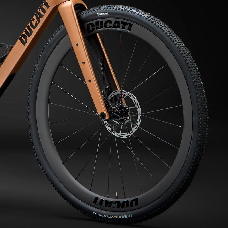 DUCATI_Gravel-Oro_PDP-Highlight_04-pneumatico_1402x1402_Mob